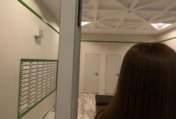 Милашка в лифте ощущает длинный член во влагалище