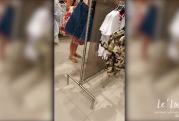 Молодая лярва потрахалась с парнем в примерочной - белые сексуальные трусики
